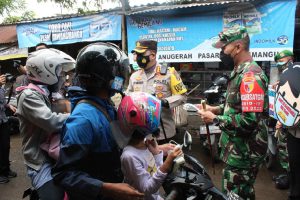 Kapolresta dan Dandim 0833 Kota Malang bagi masker di Pasar Tawangmangu. (ist) - Sidak PPKM, TNI-POLRI Bagi Masker Gratis di Pasar Tawangmangu