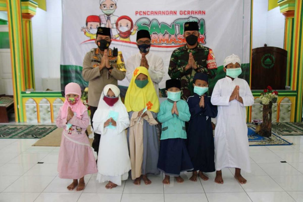 Kapolresta Makota-Dandim 0833 Canangkan Gerakan Santri Bermasker