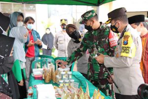 Kapolresta Makota dan Dandim 0833 meninjau produk herbal buatan warga. (ist) - Kapolresta Makota dan Dandim 0833 Launching Posko PPKM Mikro dan Kampung Tangguh Balearjosari