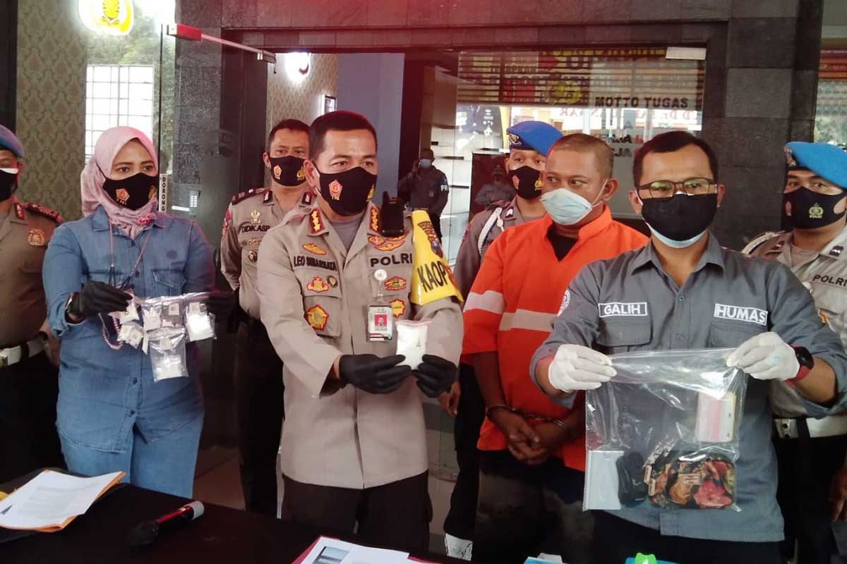 Kapolresta Malang Kota Kombes Pol Leonardus Simarmata saat pers konferensi. (ws1) - Kurir Narkoba Lintas Daerah Diciduk Satreskoba Kota Malang