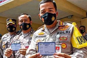 Kapolresta Malang Kota menunjukkan kartu selepas divaksin. (ist) - 680 Anggota Polresta Malang Kota Divaksin Produk Biofarma
