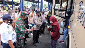 BAGI - Kapolresta Sidoarjo, Kombes Pol Sumardji memimpin pembagian 10.000 masker di Terminal Bungurasih, Kecamatan Waru, Sidoarjo, Selasa (02/02/2021) - Kapolresta Sidoarjo Edukasi Penggunaan Masker di Terminal Bungurasih - 10000 Masker