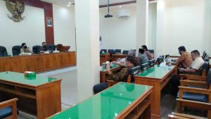 Kedatangan rombongan Komisi II DPRD Mojokerto ini disambut oleh Sekretaris DPRD Trenggalek, Muhtarom di ruang Hearing DPRD, Selasa (16/2/2021) - DPRD Mojokerto Kunker Ke DPRD Trenggalek