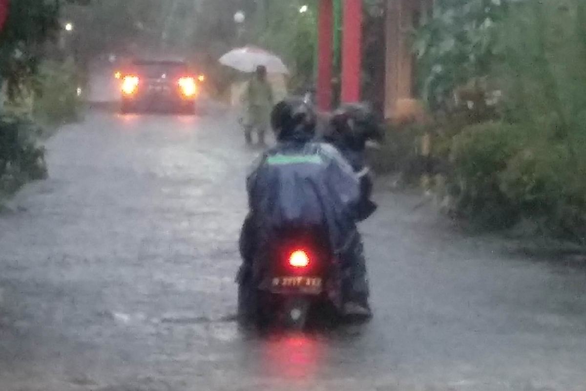 Kendaraan melewati genangan air. (ws1) - Kecamatan Sukun Dominasi Titik Banjir