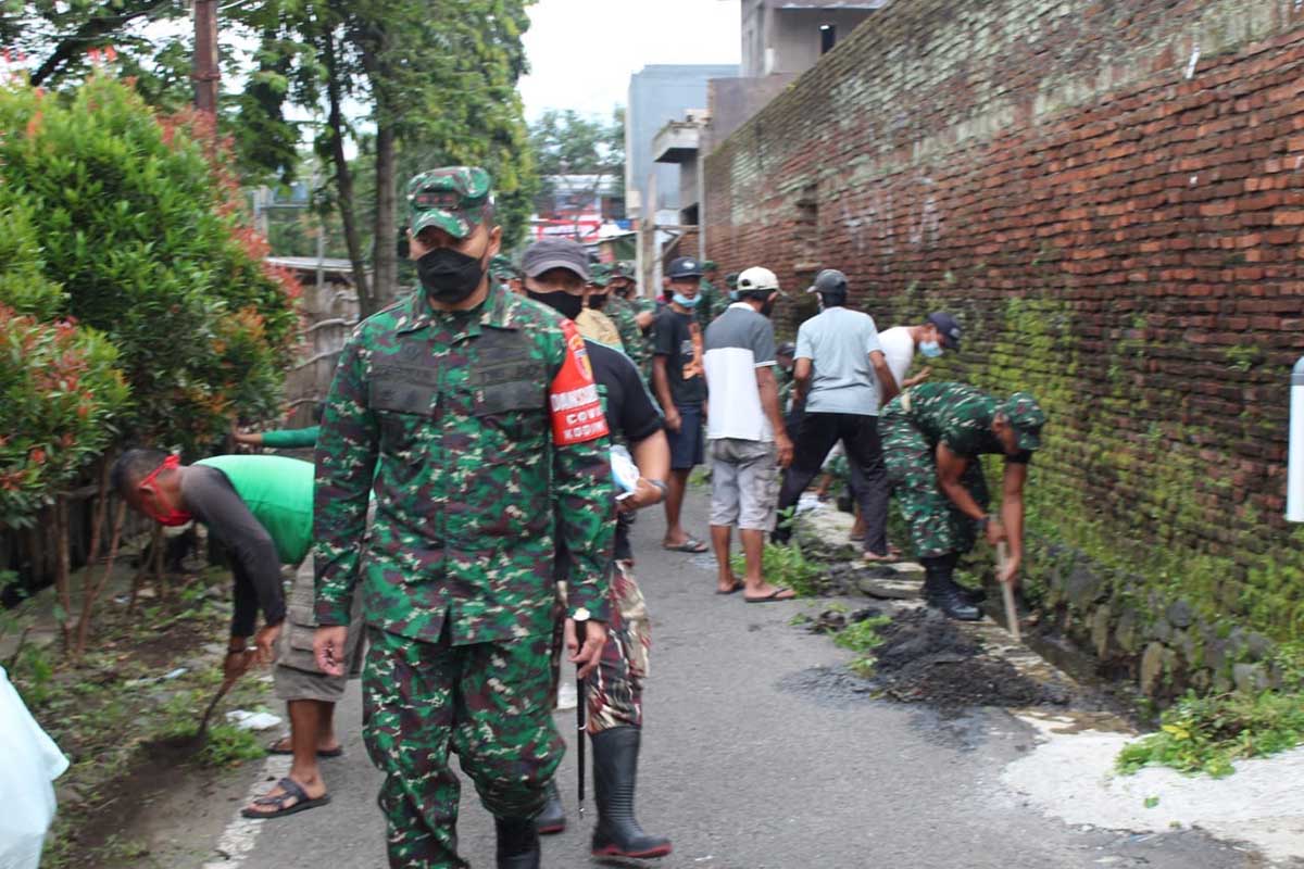 Kerja bakti - TNI Manunggal Masyarakat Kerja Bakti dan Salurkan Bansos ke Yayasan Eng An Kiong