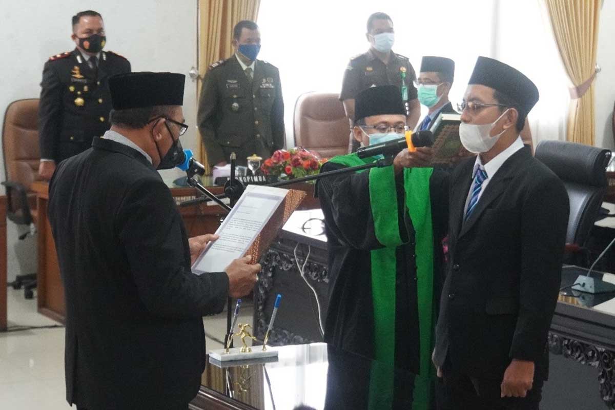 Ketua DPRD melantik Nuryono Sugiraharjo sebagai Anggota DPRD Kota Mojokerto - Rapat Paripurna PAW Anggota DPRD Kota Mojokerto