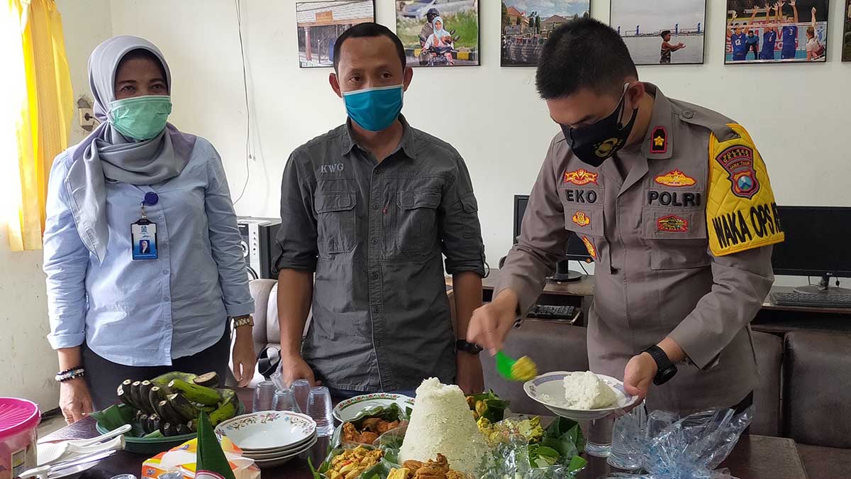 TASYAKURAN : Ketua KWG M. Syuhud Almanfaluty saat menerima potongan tumpeng dari Wakapolres Gresik Eko Iskandar dalam rangka tasyakuran HPN 2021 - Waka Polres dan Dirut PDAM Ajak Berkolaborasi Sampaikan Informasi Faktual