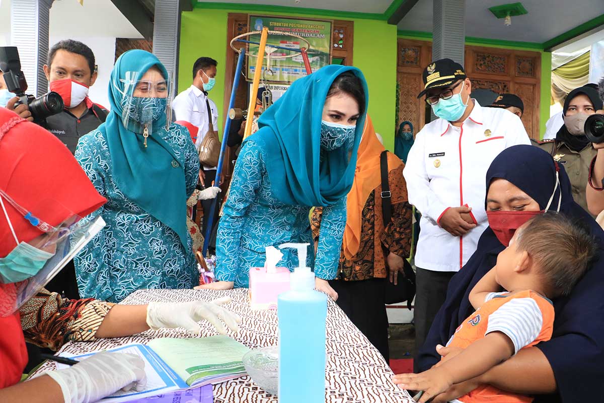 MONITORING : Ketua TP PKK Provinsi Jawa Timur Arumi Bachsin Emil Elestianto Dardak saat monitoring di di Posyandu Anggrek, Dusun Gentengan, Desa Sumurdalam, Kecamatan Besuk, Kabupaten Probolinggo, Rabu (24/2/2021) pagi. (hmspemprov utk mx) - Penimbangan Kegiatan Utama Program Perbaikan Gizi Anak - Monitoring Pelaksanaan Posyandu Ibu, Bayi dan Balita di Probolinggo