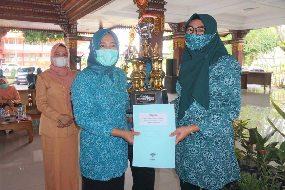 Ketua TP PKK memberikan piagam penghargaan kepada salah satu pemenang lomba - Rapat Pleno dan Purna Bhakti Karya Ketua TP PKK Kabupaten Mojokerto - TP-PKK