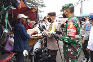 Dandim 0833 dan Kapolresta Makota menghimbau pedagang disiplin prokes. (ist) - Kodim 0833 dan Polresta Makota Operasi Prokes Pasar Gadang