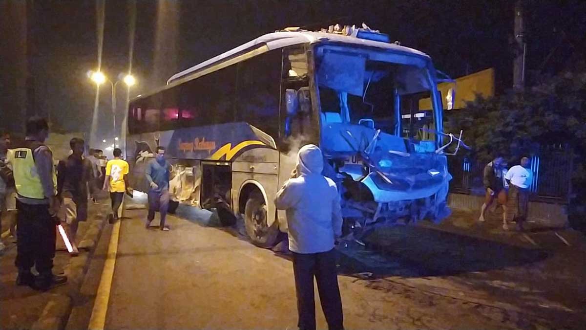 Kondisi bus setelah menabrak rumah warga - Bus Jurusan Surabaya-Wonogiri Tabrak Rumah Warga di Mojokerto