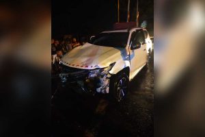 Kondisi pajero sport yang ringsek setelah dihantam KA Komuter Surabaya-Pasuruan - KA Komuter Surabaya-Pasuruan Tabrak Pajero Sport