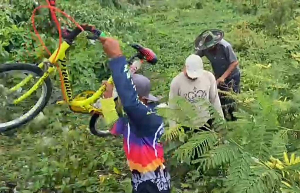 Kondisi sungai Wrati yang ditutupi endapan sehingga bisa dilalui para pegowes - Pegowes Bisa Lewat Ditengah Sungai Wrati