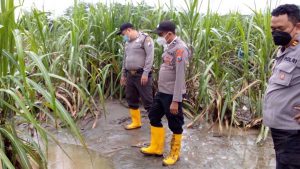 Polsek Kandangan melakukan proses identifikasi dan evakuasi pada korban - Korban Banjir Kali Konto Kandangan Ditemukan