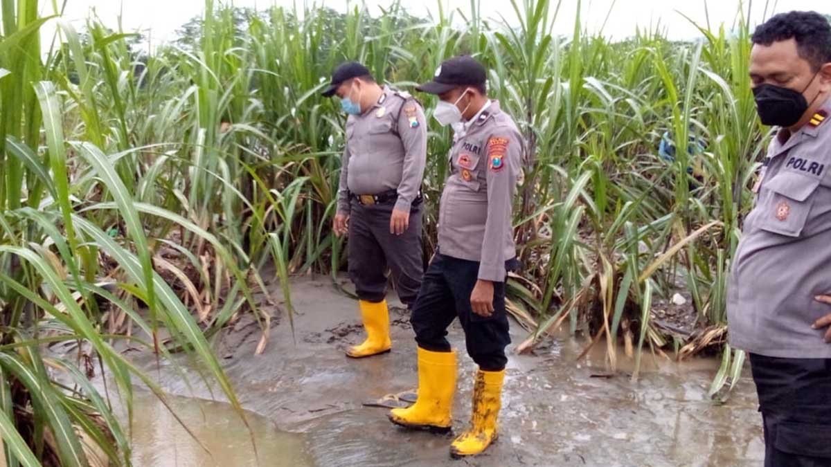 Polsek Kandangan melakukan proses identifikasi dan evakuasi pada korban - Korban Banjir Kali Konto Kandangan Ditemukan
