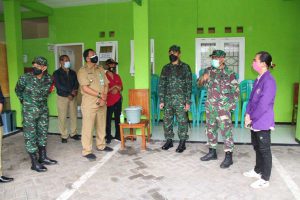 Kunjungi Kampung Tangguh PPKM Mikro RW 04 Poharin Kel. Karangbesuki. (ist) - Dandim 0833 Dampingi Sterdam V/Brawijaya Tinjau Posko PPKM Mikro RW 04 Poharin