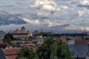 Pemandangan langit dari ketinggian Kota Malang. (ws1) - BMKG Malang Kaji Suara Aktivitas Petir