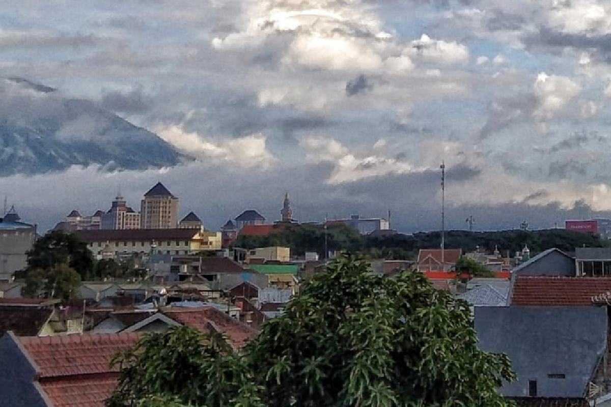 Pemandangan langit dari ketinggian Kota Malang. (ws1) - BMKG Malang Kaji Suara Aktivitas Petir