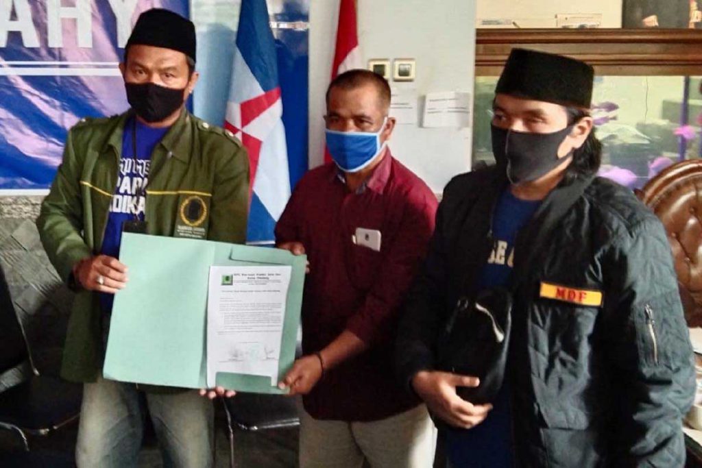 Layangkan surat protes agar diteruskan ke DPP Partai Demokrat. (ws1) - Layangkan Protes, Barikade Gus Dur Luruk DPC Demokrat