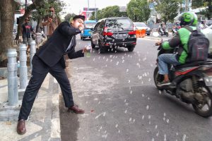 Salah seorang Mapert melakukan aksi teatrikal di Jalan Basuki Rahmat. (ws1) - Malang Performance Art Kritik Pemerintah Melalui Teatrikal Jalanan