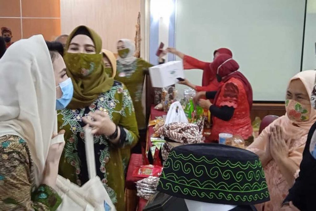 Meninjau salah satu stand kerajinan. (ist) - Arumi Bachsin Saksikan Walikota Lantik Pengurus Dekranasda