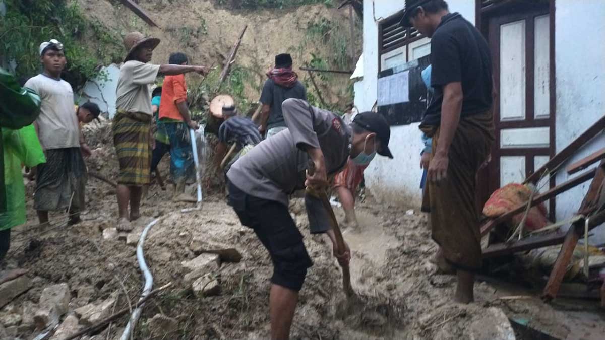 Naas 47 Santriwati Tertimbun Longsor - Tiga Meninggal, 2 Hilang, 42 Selamat
