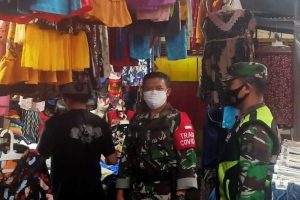 Operasi yustisi dan PPKM Mikro dalam pasar Blimbing. (ist) - Koramil 0833/03 Blimbing Gelar Operasi Yustisi dan PPKM Mikro