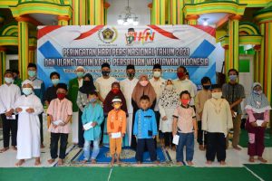 Pengurus PWI Malang Raya bersama anak yatim-piatu binaan PP Ilmu Al Quran Darul Hidayah. (ist) - Peringati HPN, PWI Malang Raya Dorong Peningkatan Kualitas Wartawan