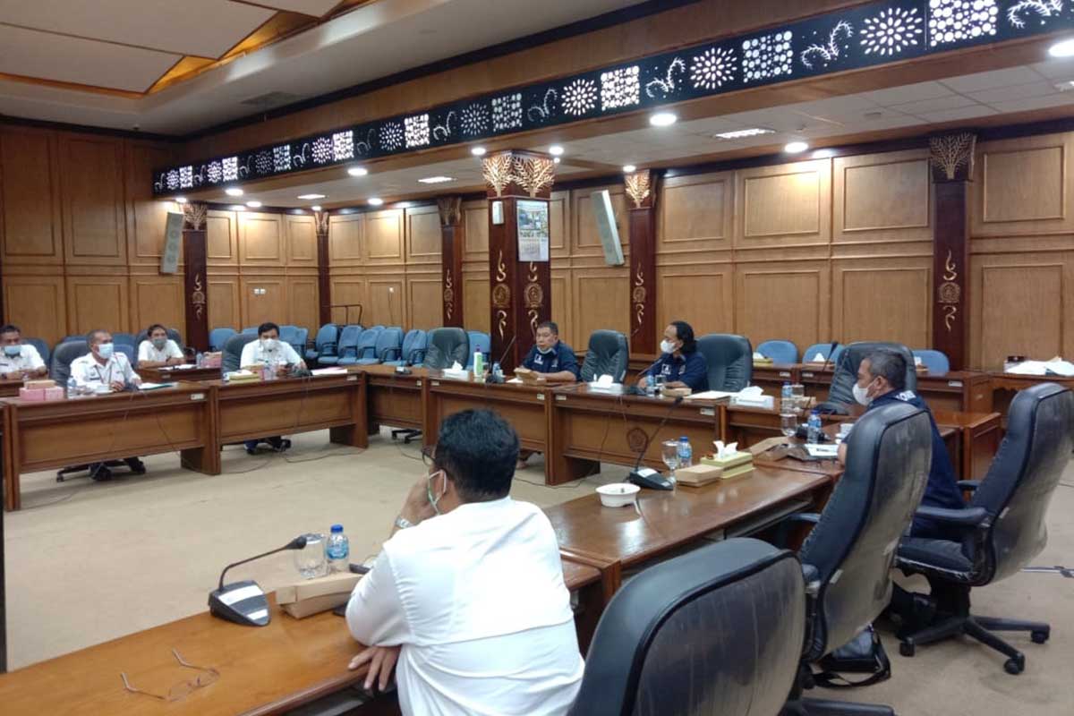 NGADU - Para Camat se Kabupaten Sidoarjo mengadu ke Komisi A DPRD Sidoarjo soal realisasi program PIWK yang dianggap tidak memiliki dasar hukum dan sumber daya manusia (SDM) untuk pelaksanaan pemeliharaan jalan secara swakelola, Rabu (10/02/2021) - Camat di Sidoarjo Masih Ketakutan Jalankan Program PIWK