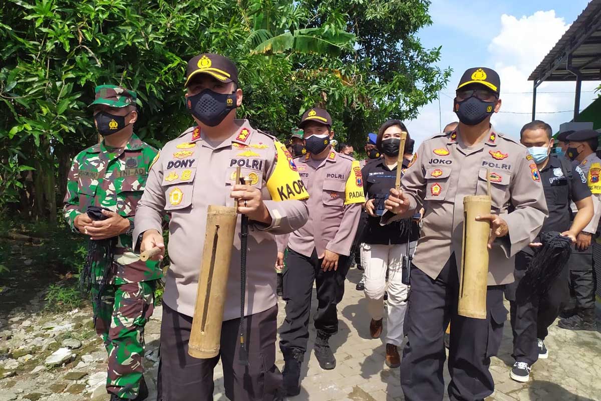 Para petugas patroli berkeliling kampung sembari mengkampanyekan selalu patuhi prokes - Petugas Patroli Edukasi Prokes Keliling Kampung