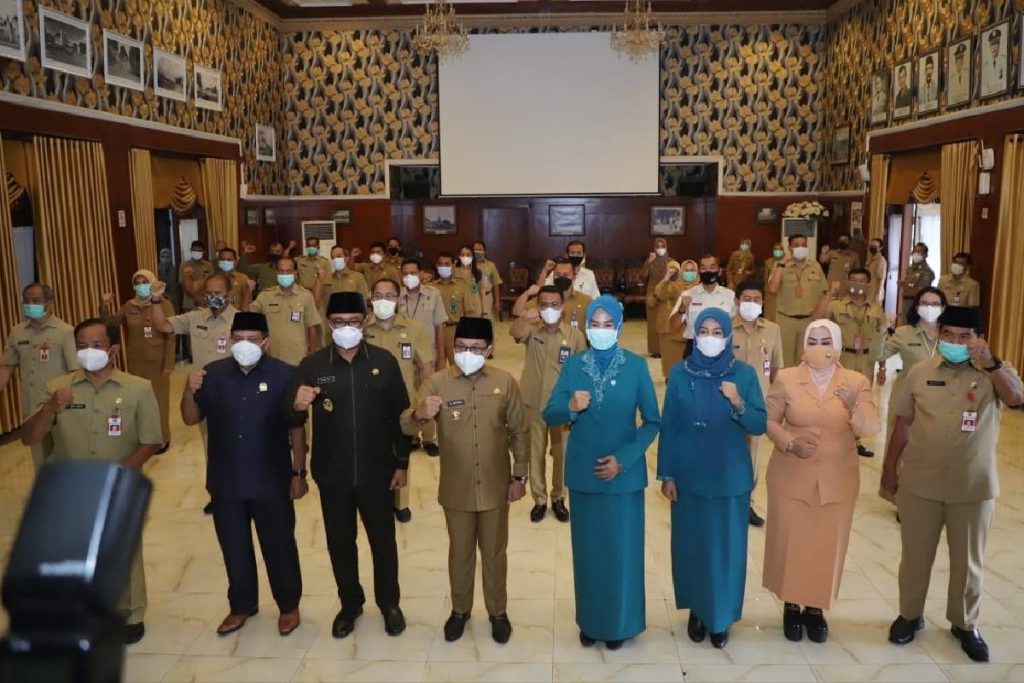 Bersama pejabat yang dilantik. (ist) - Awal Tahun 2021, Wali Kota Malang Lantik 31 Pejabat Baru