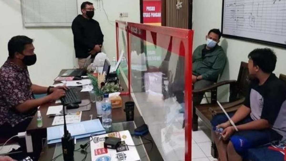 Pelaku aksi penganiayaan terhadap tiga orang perempuan di Desa Sumberasri Kecamatan Nglegok, menjalani pemeriksaan di Mapolres Blitar Kota - Polisi Datangkan Psikiater Periksa Kejiwaan Pelaku Pembacokan 3 Wanita di Blitar