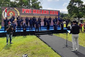 Pelantikan Pengurus PWI Malang Raya oleh Ketua PWI Jatim Ainur Rohim. (ist) - Resmi Dilantik, Pengurus PWI Malang Raya Tancap Gas