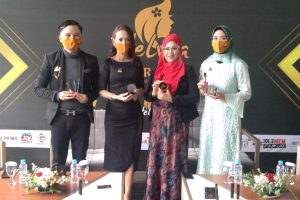 Jajaran manajemen launching produk kosmetik Helwa Beautycare. (rhd) - Helwa Beautycare Luncurkan Produk Kosmetik 'Cantik itu Helwa'