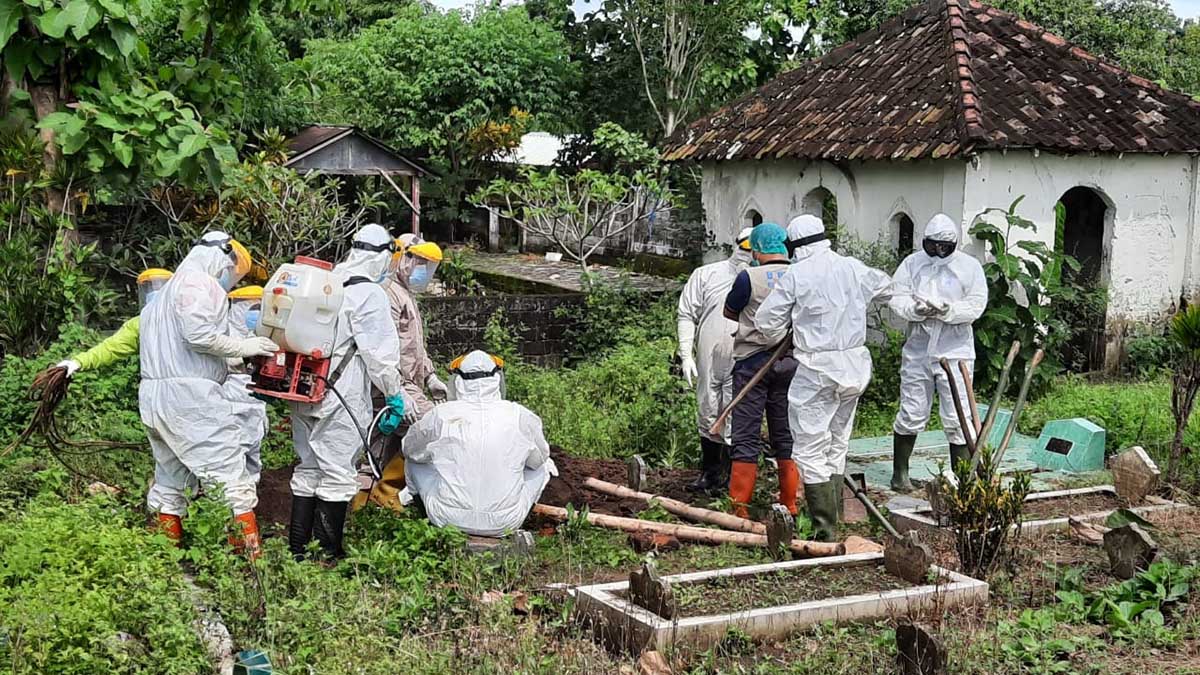 Pemakaman salah satu pasien Covid-19 di Kota Blitar - Dalam Sehari 6 Pasien Covid-19 Meninggal Dunia