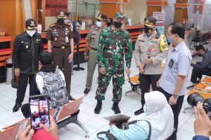Pembatasan jarak pengunjung Kantor Pos Malang. (ist) - Efektifkan PPKM Tahap 2, Forkopimda Kota Malang Sidak Perkantoran dan Rumah Makan