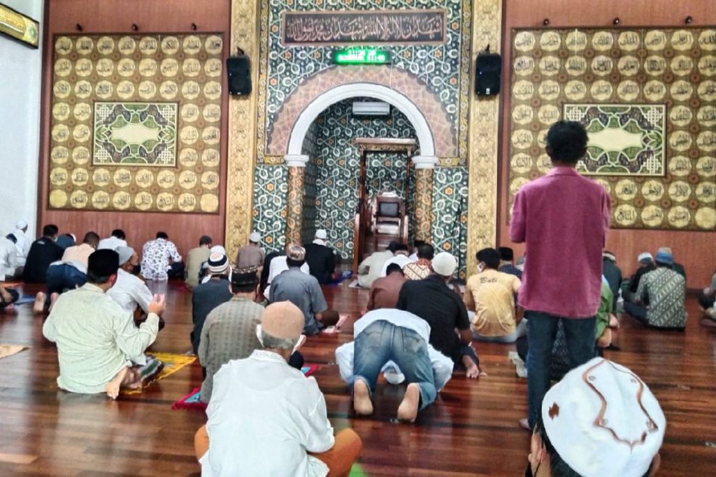 Penerapan pembatasan dalam tempat beribadah. (ws1) - Evaluasi PPKM Jilid Dua, Sutiaji: Angka Kesembuhan Naik