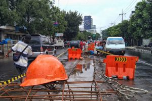 Proses pembongkaran median jalan Basuki Rahmat. (ws1) - Jalan Basuki Rahmat Bakal Satu Arah, Sutiaji: Masih Dikaji Forum Lalu Lintas