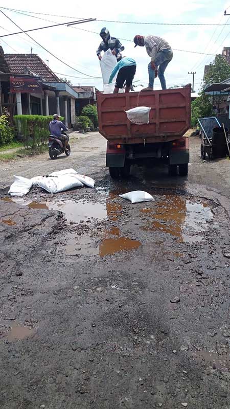 Penambalan Jalan berlubang di Ruas Wates Kunjang - URC PUPR Kabupaten Kediri Lakukan Perbaikan Jalan Lagi