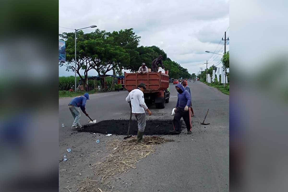 Penambalan Jalan dilakukan di beberapa titik di ruas jalan Kabupaten Kediri - Dinas PUPR Terjunkan Tim URC Tangani Jalan Berlubang