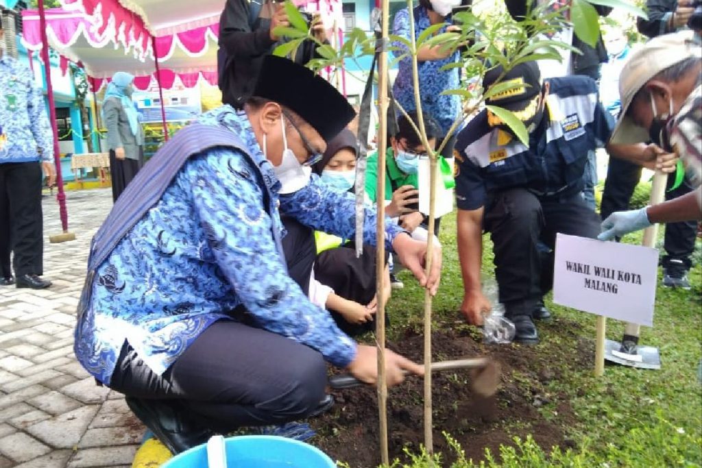 Wakil Walikota Malang menanam pohon pule. (ws1) - Berbekal Budidaya Alam, SMKN 7 Malang Menuju Sekolah Adiwiyata