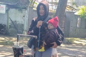 Pengamen jalanan, Novita Raba Isa mengamen keliling. (ws1) - Demi Anak, Pengamen Cantik Keliling Jalanan