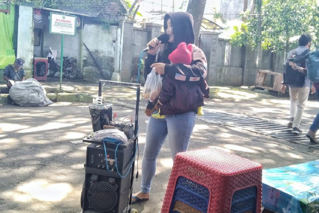 Novita Raba Isa, mengamen sembari menggendong anaknya. (ws1) - Demi Anak, Pengamen Cantik Keliling Jalanan