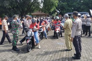 Pengendara tertib menerima masker gratis. (ist) - Dikira Operasi Kelengkapan, Ternyata TNI-Polri Bagikan Masker Gratis di Taman Krida Budaya