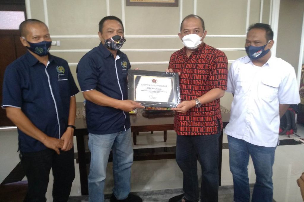 Penyerahan piagam penghargaan kepada Ketua DPRD Kota Malang. (rhd) - Dorong Terapkan E-Budgeting, DPRD Berharap Transparansi Pemkot Malang