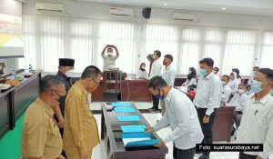 Penjabat Bupati Sidoarjo dan Kepala Dinsos Sidoarjo menyaksikan penandatanganan komitmen Tenaga SLRT yang baru direkrut, Senin (22/2/2021). (foto suarasurabaya.net) - Pemkab Sidoarjo Kebut Perbaikan Data PPKS - Rekrut 117 orang Tenaga Pelaksana SLRT