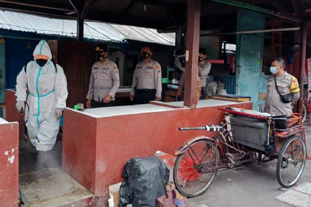 Penyemprotan disinfektan di Pasar Talun. (ist) - Di Akhir PPKM, Satgas Gabungan Covid-19 Semprot Pasar Talun