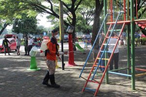 Penyemprotan disinfektan di area olahraga dan bermain. (ist) - BPBD-Kodim 0833 Semprot Sarana Olahraga Lapangan Rampal