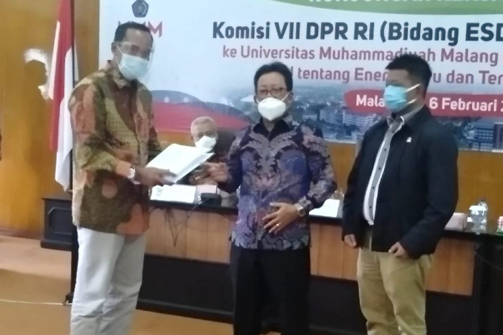 Komisi VII DPR RI serahkan draft RUU EBT ke Rektor UMM. (rhd) - Komisi VII DPR RI Gandeng UMM Kaji RUU EBT