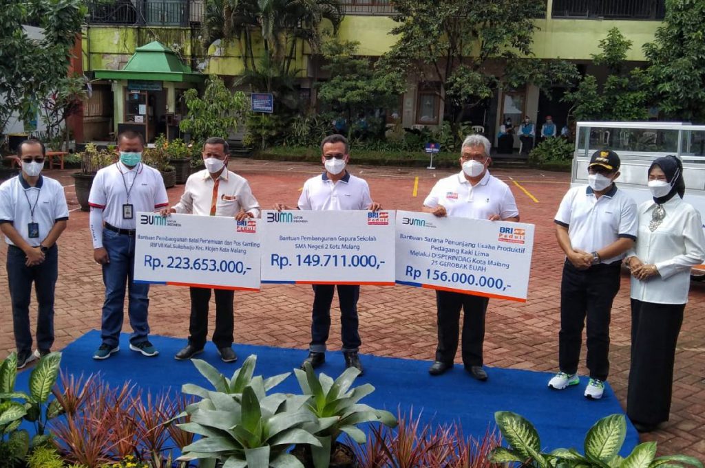 Simbolis CSR BRI bersama Walikota Malang, BRI, dan penerima CSR. (ws1) - Tak Hanya Ekonomi, Sutiaji Apresiasi CSR BRI Bidang Pendidikan-Kesehatan